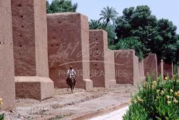 Image du Maroc Professionnelle de  Les remparts de Marrakech sont construits entièrement en pisé selon une technique séculaire par l'Almoravide Ali Ben Youssef au début de XIIème siècle pour se protéger des attaques extérieures. cette muraille s' étend sur dix-neuf kilomètres et atteint par endroit près de huit mètres de hauteur, le Vendredi 23 Avril 1999. ((Photo / Abdeljalil Bounhar) 